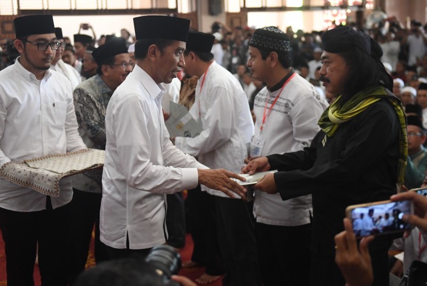 Bagi-bagi Sertifikat di Masjid